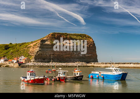 Fischerboote im Hafen Staithes Stockfoto