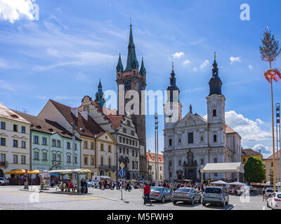 Blick auf das alte Rathaus, der Schwarze Turm und Jesuiten Kirche der Unbefleckten Empfängnis der Jungfrau Maria und der hl. Ignatius am zentralen Marktplatz. Stockfoto