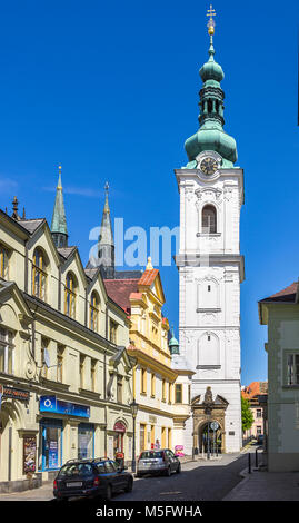 Klatovy, Tschechien - 20. Mai 2016: Blick auf den Weißen Turm, der Glockenturm der Pfarrkirche Archdean Kirche der Geburt der Jungfrau Maria. Stockfoto