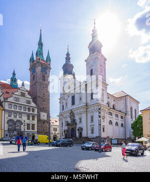 Blick auf das alte Rathaus, der Schwarze Turm und Jesuiten Kirche der Unbefleckten Empfängnis der Jungfrau Maria und der hl. Ignatius am zentralen Marktplatz. Stockfoto