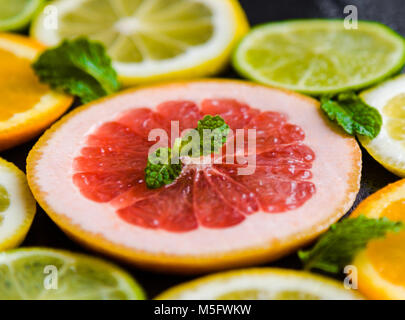 In Scheiben geschnitten Farbe Frische saftige gesund Zitrusfrüchte Stockfoto