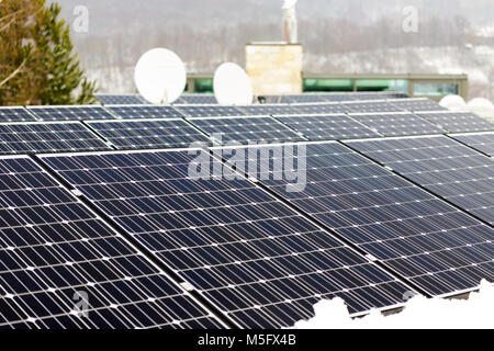 Fotovoltaikanlagen, alternative erneuerbare Energien - aus der Nähe von Solar Batterie Panels. Stockfoto