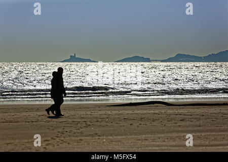 Im Bild: Ein paar Gehminuten am Strand mit Blick auf Mumbles in Swansea in Wales, Großbritannien. Freitag, 23 Februar 2018 Re: Teile des Vereinigten Königreichs haben genießen. Stockfoto