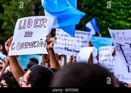 Antigua, Guatemala - 27. August 2015: Einheimische, die Protest gegen die Korruption der Regierung und fordern Rücktritt von Präsident Otto Perez Molina Stockfoto