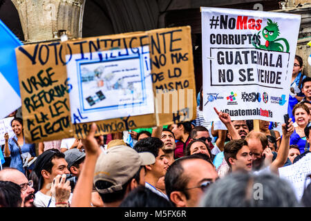 Antigua, Guatemala - 27. August 2015: Einheimische, die Protest gegen die Korruption der Regierung und fordern Rücktritt von Präsident Otto Perez Molina Stockfoto