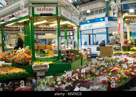 Frisches Obst und Blumen Stände an der Leeds Kirkgate Markt, George Street, West Yorkshire, England, Großbritannien Stockfoto