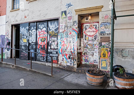 Der Eingang zum Haus, wo Jean-Michel Basquiat auf Great Jones Street im East Village, in der Innenstadt, New York City lebte; Stockfoto