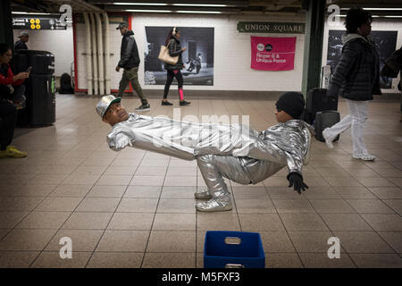 60 Jahre alten Breakdance legende Roger G & seine Partner einzigartige Kraft am Union Square U-Bahn Station in Manhattan, New York City. Stockfoto