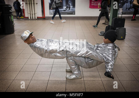 60 Jahre alten Breakdance legende Roger G & seine Partner einzigartige Kraft am Union Square U-Bahn Station in Manhattan, New York City. Stockfoto