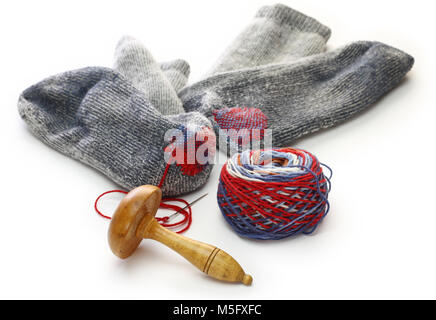 Stopf Socken, Reparatur von Löchern in Socken auf weißem Hintergrund Stockfoto