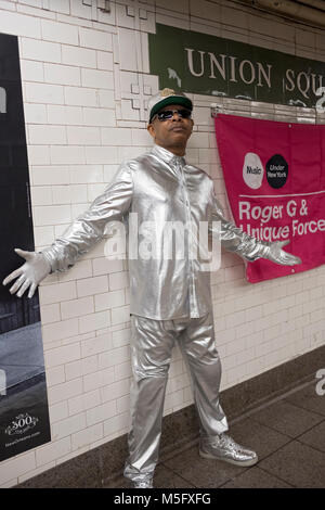 60 Jahre alten Breakdance legende Roger G posiert für ein Foto zwischen den Leistungen in der Union Square U-Bahn Station in Manhattan, New York City. Stockfoto