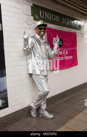 60 Jahre alten Breakdance legende Roger G posiert für ein Foto zwischen den Leistungen in der Union Square U-Bahn Station in Manhattan, New York City. Stockfoto