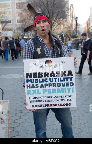 Ein Indianer Protest gegen den Bau der Keystone XL Pipeline in Nebraska. Foto im Union Square Park in New York City. Stockfoto