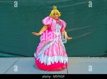 Ein Photoshop manipulierte Version von einem Teenager verkleidet als Prinzessin Peach aus Nintendos "Super Mario bei Comicon 2016 in New York City. Stockfoto