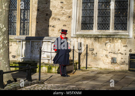 Beefeater Tourguide am Tower von London außerhalb der Königlichen Kapelle von St. Peter ad Vincula london Beefeater Stockfoto
