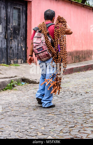Antigua, Guatemala - 13. April 2017: Verkauf von kruzifixen am Gründonnerstag in der Stadt mit dem berühmtesten Feierlichkeiten zur Karwoche in Lateinamerika Stockfoto