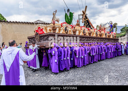 Antigua, Guatemala - 13. April 2017: Einheimische, die biblische Szenen während der Gründonnerstag Prozession reenact in der Stadt mit den berühmten Heiligen Woche feiern Stockfoto