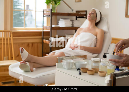 Frau erhalten Schlamm Maske in Spa im Hotel, Blair Hill Inn, Greenville, Maine Stockfoto
