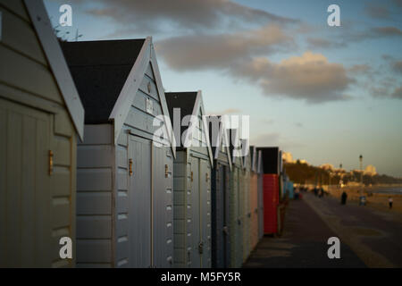 Badekabinen, Cranford Klippen, Sandbänke, Dorset, Großbritannien - Winter Stockfoto