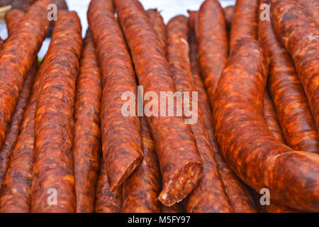 Frisch Würstchen, die zum Verkauf angeboten werden. Stockfoto