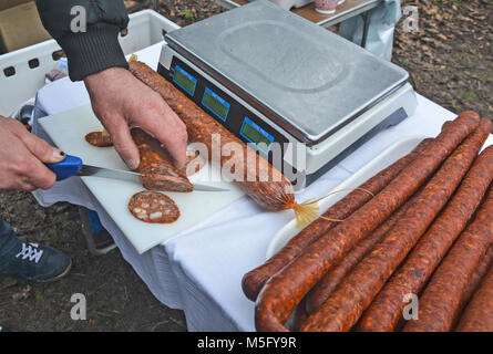 Frisch Würstchen, die zum Verkauf angeboten werden. Stockfoto