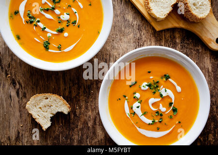 Paar Schüsseln Suppe mit Gemüse aus ökologischem Anbau Stockfoto