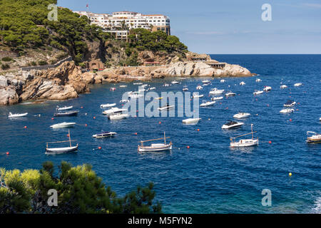 Cap Sa Sal Ferienwohnung Haus auf der Klippe an der felsigen Bucht Aiguafreda, Begur, Baix d'Emporda, Katalonien, Costa Brava gehockt Stockfoto