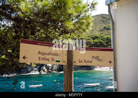 Wegweiser, die die Richtung Aiguafreda und Sa Tuna entlang der Küstenweg, Begur, Baix d'Emporda, Caltalonia, Costa Brava, Spanien Stockfoto