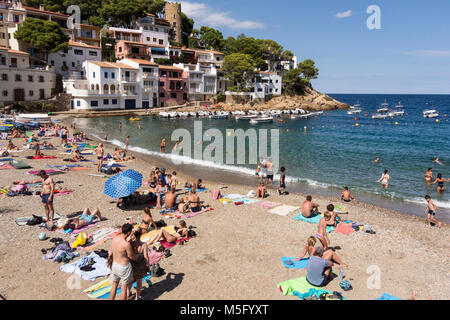 Urlauber am Strand an der Bucht von Sa Tuna, Begur, Baix d'Emporda, Costa Brava, Katalonien, Spanien Stockfoto