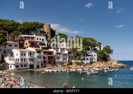 Urlauber am Strand an der Bucht von Sa Tuna, Begur, Baix d'Emporda, Costa Brava, Katalonien, Spanien Stockfoto