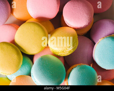 Bunte französische macarons Hintergrund, aus der Nähe. Verschiedene bunte Makronen Hintergrund. Lecker süß Farbe Macaron, Bäckerei Konzept. Selektive konzentrieren. Stockfoto