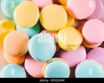 Bunte Makronen. Süße macarons auf Retro dunklen Hintergrund mit kopieren. Ansicht von oben, Urlaub Konzept Stockfoto