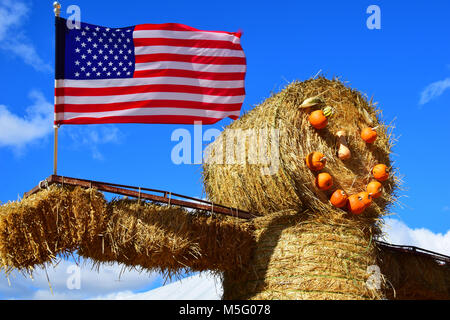 Haybale pumpkinface am Bauernhof in Ipswich, Massachusetts Stockfoto