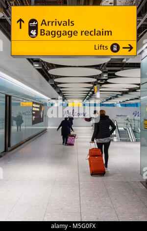 Zeichen für die Ankunftshalle und Gepäckausgabe Bereich in London Heathrow Terminal 5. Stockfoto