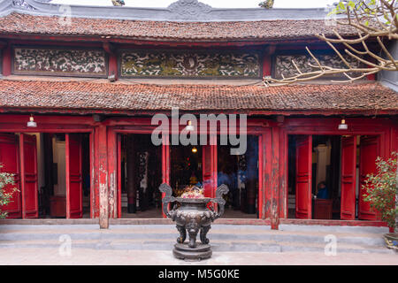 Eine große Anzahl von Räucherstäbchen sind als Angebot an den Ngoc Son Konfuzius Tempel in Ho Hoan Kiem See, Hanoi, Vietnam verbrannt Stockfoto