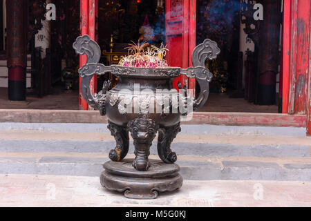 Eine große Anzahl von Räucherstäbchen sind als Angebot an den Ngoc Son Konfuzius Tempel in Ho Hoan Kiem See, Hanoi, Vietnam verbrannt Stockfoto