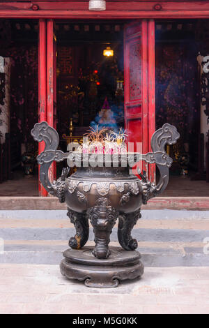 Eine große Anzahl von Räucherstäbchen sind als Angebot an den Ngoc Son Konfuzius Tempel in Ho Hoan Kiem See, Hanoi, Vietnam verbrannt Stockfoto