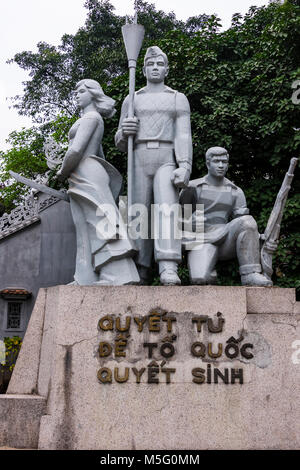 Statue in Hanoi mit der Aufschrift 'Quyết tử để tổ quyết quốc Sinh" (bestimmt für die Geburt des Landes stirbt), zu Ehren der französischen Kolonialherrschaft 1946 widerstanden und der Schaffung einer unabhängigen Vietnam. Stockfoto