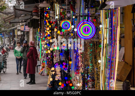 Leuchten für Verkauf entlang "Licht Straße' Phung Hung, Hanoi, Vietnam Stockfoto