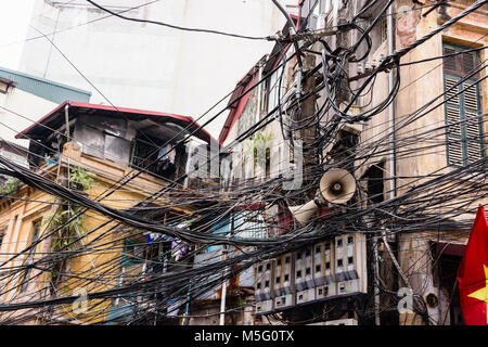 Hunderte von elektrischen Leitungen sind über einen Strommast in gefährlicher Weise in Hanoi, Vietnam gestreut. Dies ist der standard der Power Distribution in ganz Indochina. Stockfoto