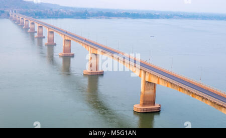 Bundesstraße 13 und die Nippon Lao Brücke der Mekong River Crossing in Pakse Laos Stockfoto