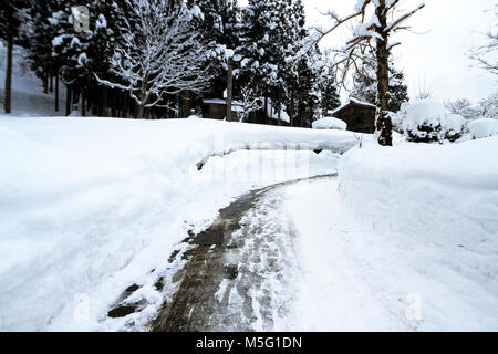Auto Reifen auf Schnee im Winter Straße Stockfoto