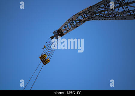Isolierter Turm Kranhaken gegen den blauen Himmel Stockfoto