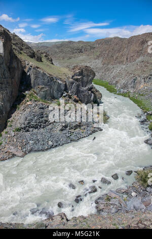 Eiszeitliche Fluss in den Bergen. Schöne Landschaft Stockfoto