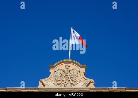 Maltesischer Flagge und Küste von Waffen auf die Auberge de Castille in Castille Square, Valletta, Malta, Europa. Stockfoto