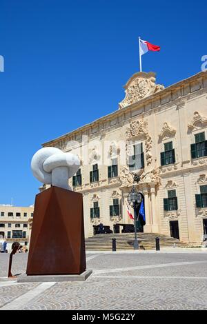 Ansicht von der Auberge de Castille in Castille Platz mit Touristen genießen die Einstellung und die Bianco Carrara Marmor Skulptur im Vordergrund, Valle Stockfoto