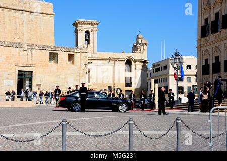 Politiker, die Ankunft in einer Limousine in der Auberge de Castille für eine EU-Konferenz mit Soldaten auf der Parade in Castille Square, Valletta, M Stockfoto