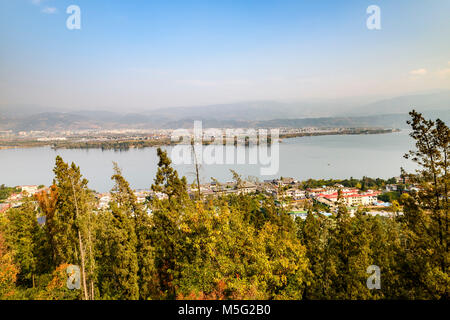 Blick auf qiong Hai See von der Yi Minderheit Slave Museum Stockfoto