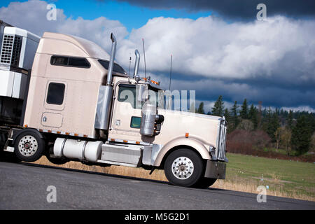 Leistungsstarke beige Big Rig classic leistungsfähige Semi Truck mit Chrom Zubehör und hohen auspuffrohre Cargo Transport im Kühlschrank Auflieger auf t Stockfoto