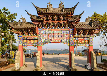 Tor zum Liang Shan Yi Sklaverei Museum am Fuße des Berges. Stockfoto